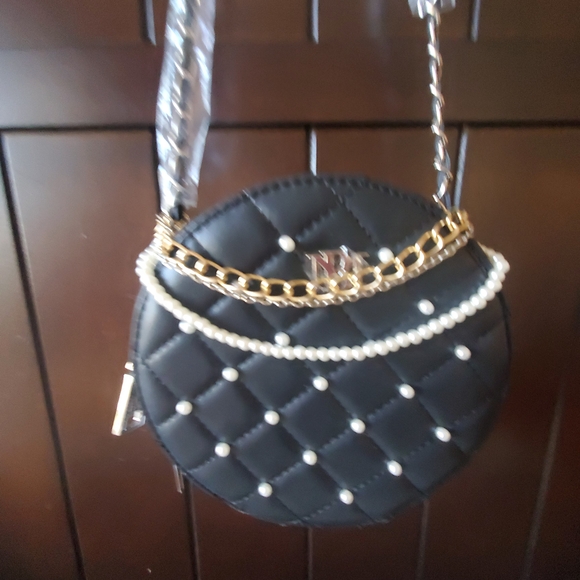 Badgley Mischka Black Quilted Crossbody with Pearl and Gold Chains New - Picture 3 of 8
